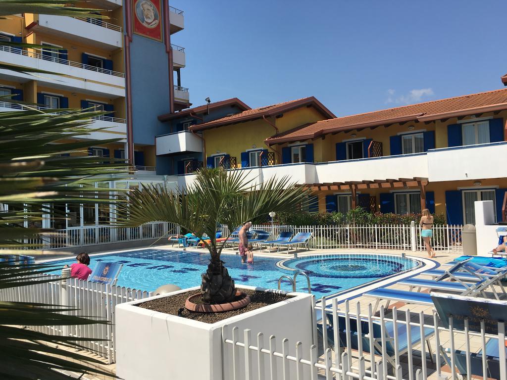 Villaggio Hemingway - Family Aparthotel Caorle Exterior foto